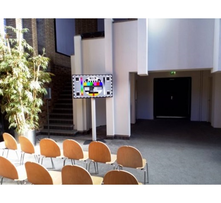 55_inch_LED_4K_monitor_incl_designvoet_huren_huurperiode_1_dag_1 GE101001